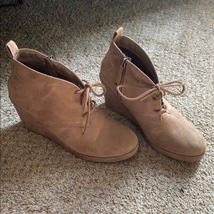 DV tan boots